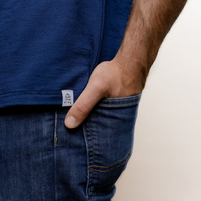 Merino Herren Shirt mit V-Ausschnitt Logo von Tom Fyfe in Marine 