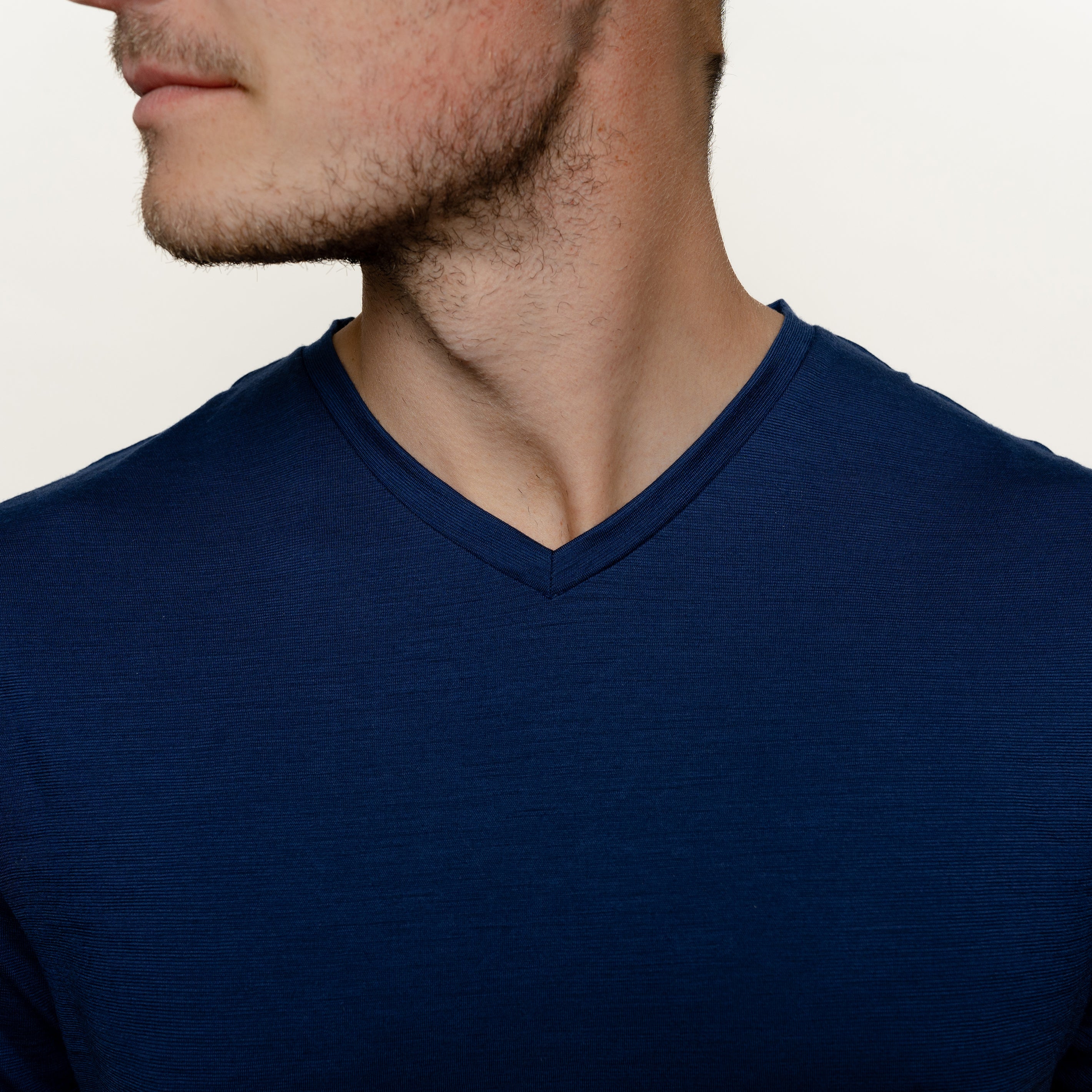 Merino Herren Shirt mit V-Ausschnitt von Tom Fyfe in Marine Detailaufnahme vom Hals 