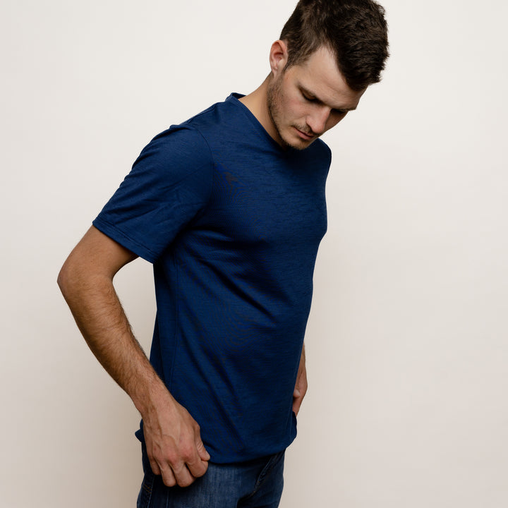 Model im Merino Herren Shirt mit V-Ausschnitt von Tom Fyfe in Marine Seitenansicht #farbe_marine