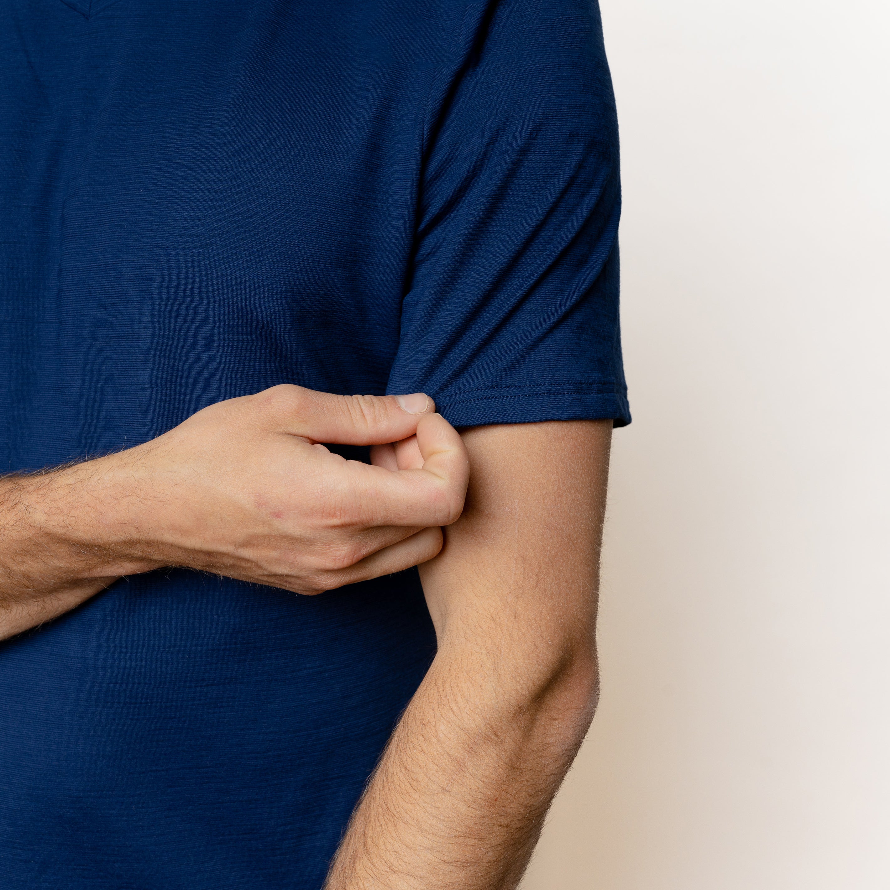 Merino Herren Shirt mit V-Ausschnitt von Tom Fyfe in Marine Detailaufnahme des Ärmels 