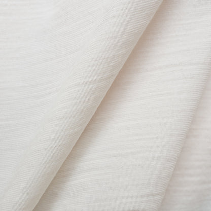 Merino Herren Shirt mit V-Ausschnitt von Tom Fyfe in Wollweiss Nahaufnahme der Stofffarbe 