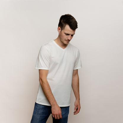 Model im Merino Herren Shirt mit V-Ausschnitt von Tom Fyfe in Wollweiss 