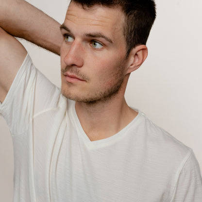 Merino Herren Shirt mit V-Ausschnitt von Tom Fyfe in Wollweiss Ausschnitt des Oberkörpers 