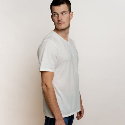 Männliches Model im Merino Herren Shirt mit V-Ausschnitt Seitenansicht von Tom Fyfe in Wollweiss 