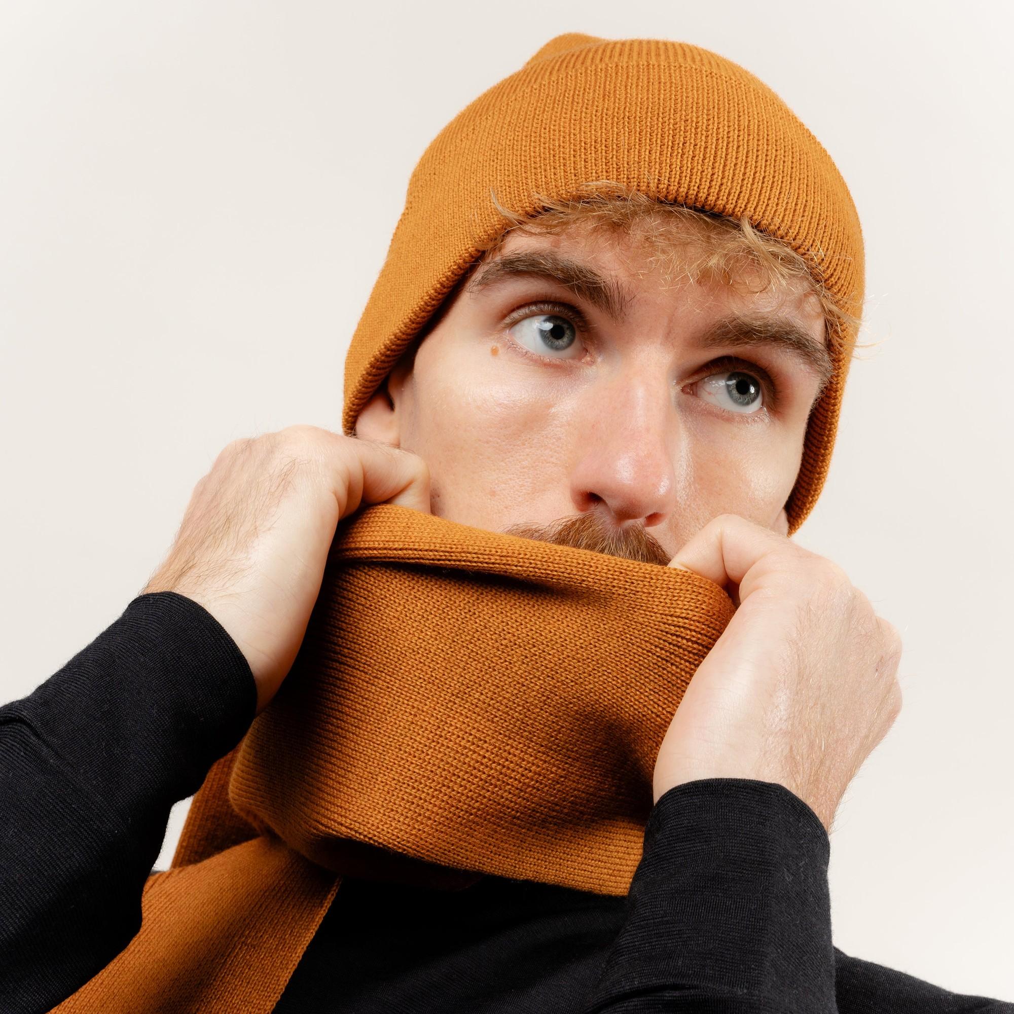 Merino Strickschal von Tom Fyfe in Ocker 