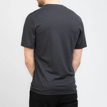 Model mit Merino Herren Shirt Rueckenbereich von TOM FYFE in Anthrazit 