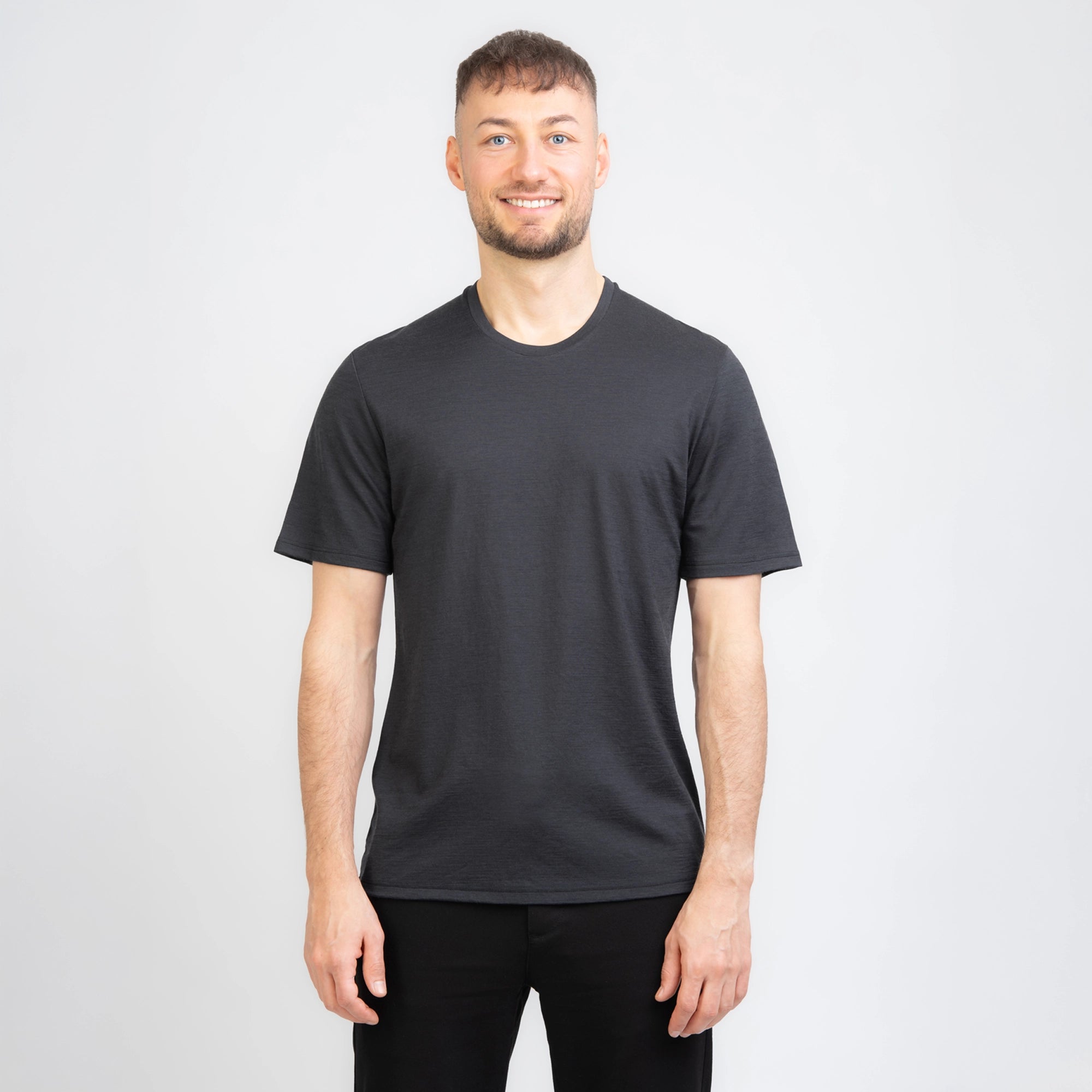 Model mit Merino Herren Shirt Frontansicht von TOM FYFE in Anthrazit #farbe_anthrazit