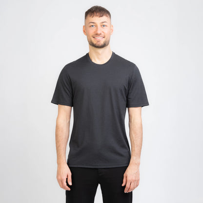 Model mit Merino Herren Shirt Frontansicht von TOM FYFE in Anthrazit 