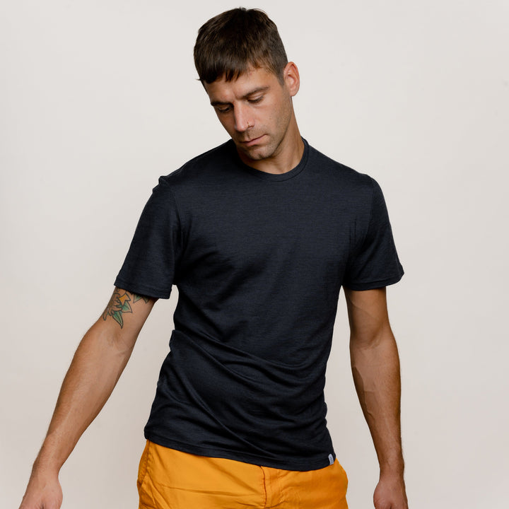 Model mit Merino Herren Shirt Frontansicht von Tom Fyfe in Anthrazit #farbe_anthrazit
