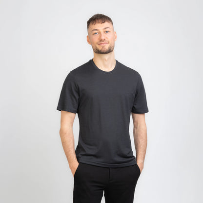 Model mit Merino Herren Shirt Frontansicht von TOM FYFE in Anthrazit 