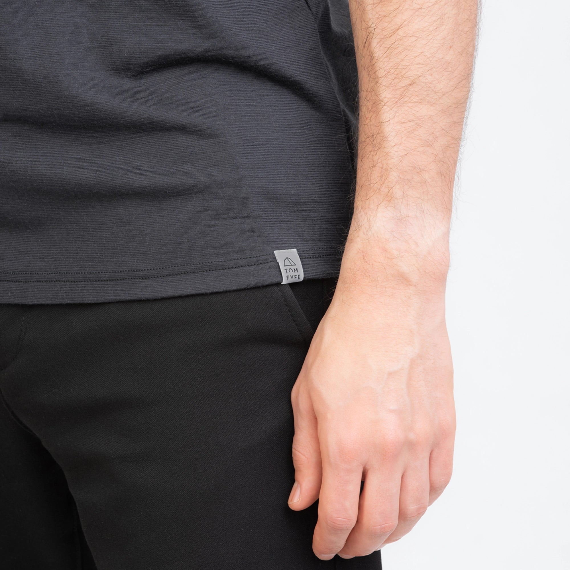 Model mit Merino Herren Shirt mit angenaehtem Stofflabel mit Logo von TOM FYFE in Anthrazit 