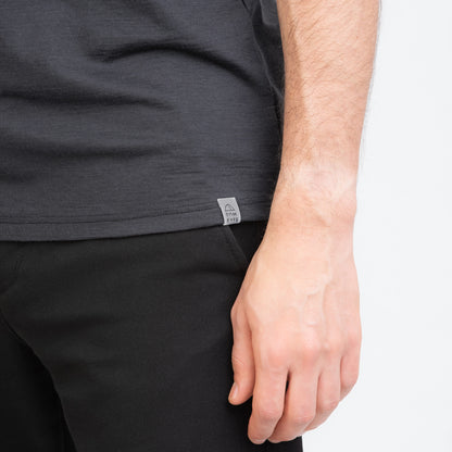 Model mit Merino Herren Shirt mit angenaehtem Stofflabel mit Logo von TOM FYFE in Anthrazit 