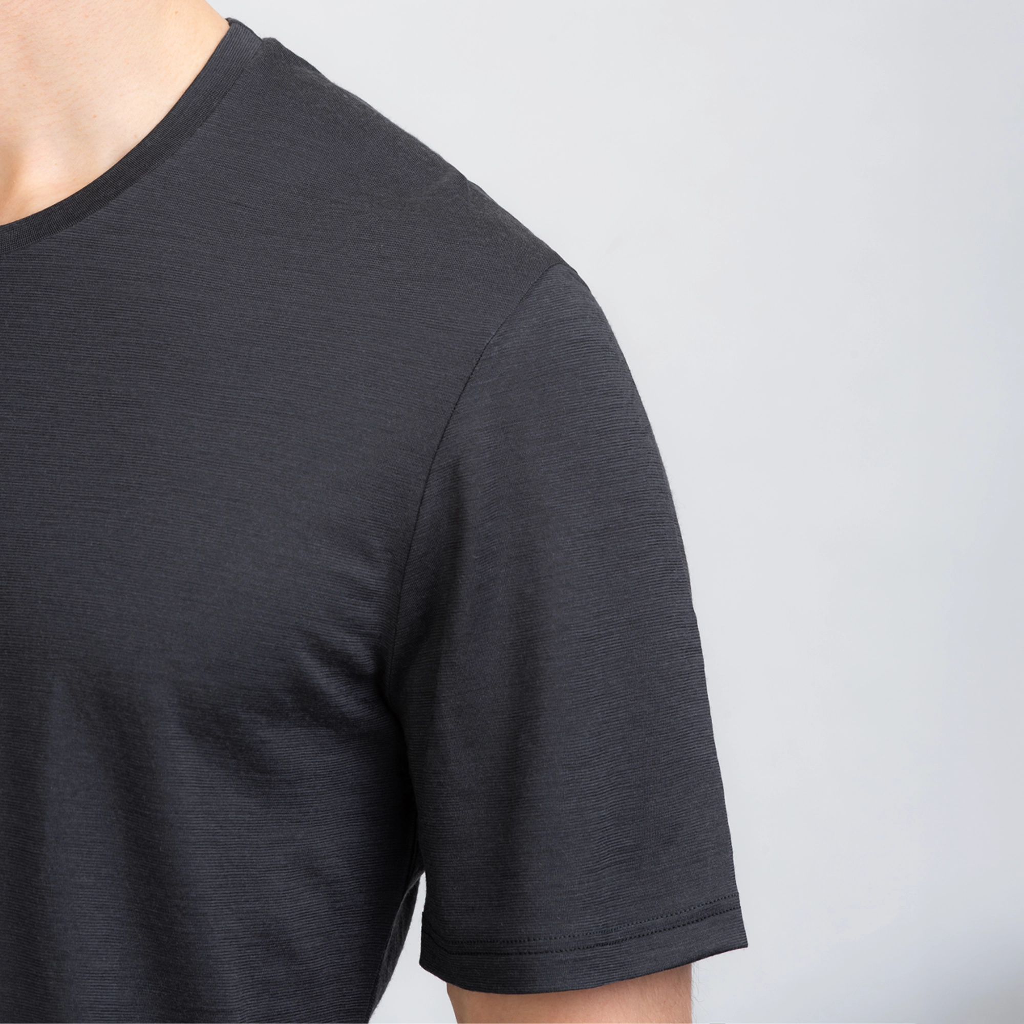 Model mit Merino Herren Shirt Aermel von TOM FYFE in Anthrazit 