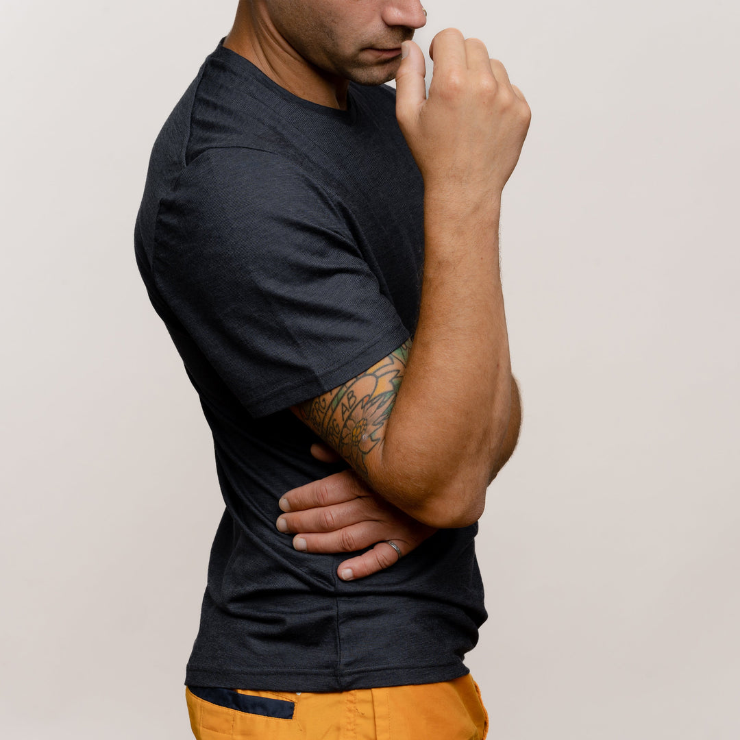 Model mit Merino Herren Shirt Seitenansicht von Tom Fyfe in Anthrazit #farbe_anthrazit