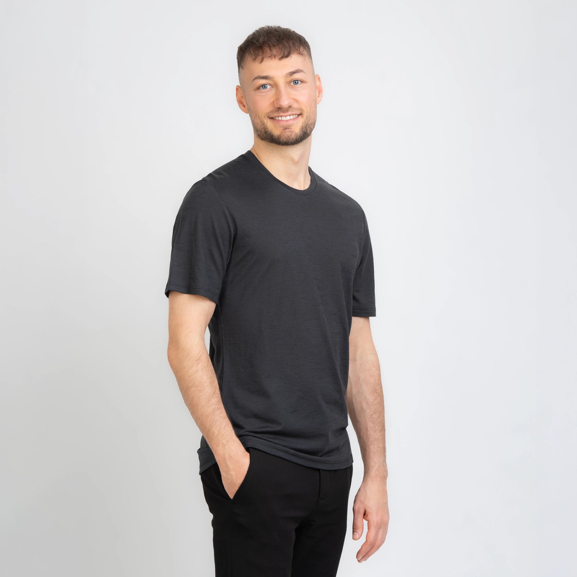 Model mit Merino Herren Shirt Seitenansicht von TOM FYFE in Anthrazit 