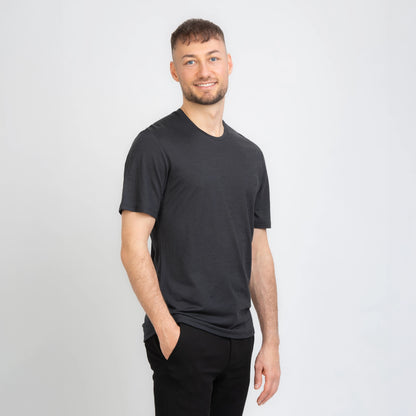 Model mit Merino Herren Shirt Seitenansicht von TOM FYFE in Anthrazit 