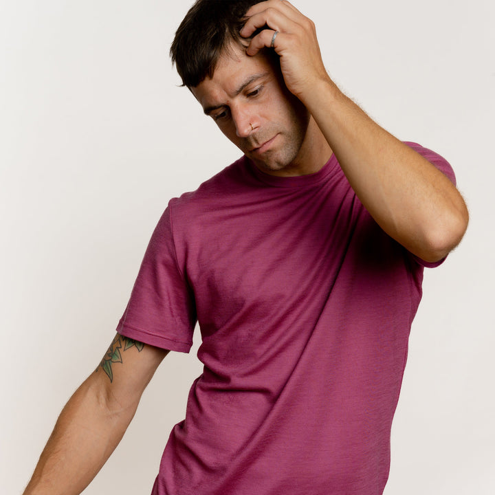 Model mit Merino Herren Shirt dynamisch von Tom Fyfe in Brombeere #farbe_brombeere