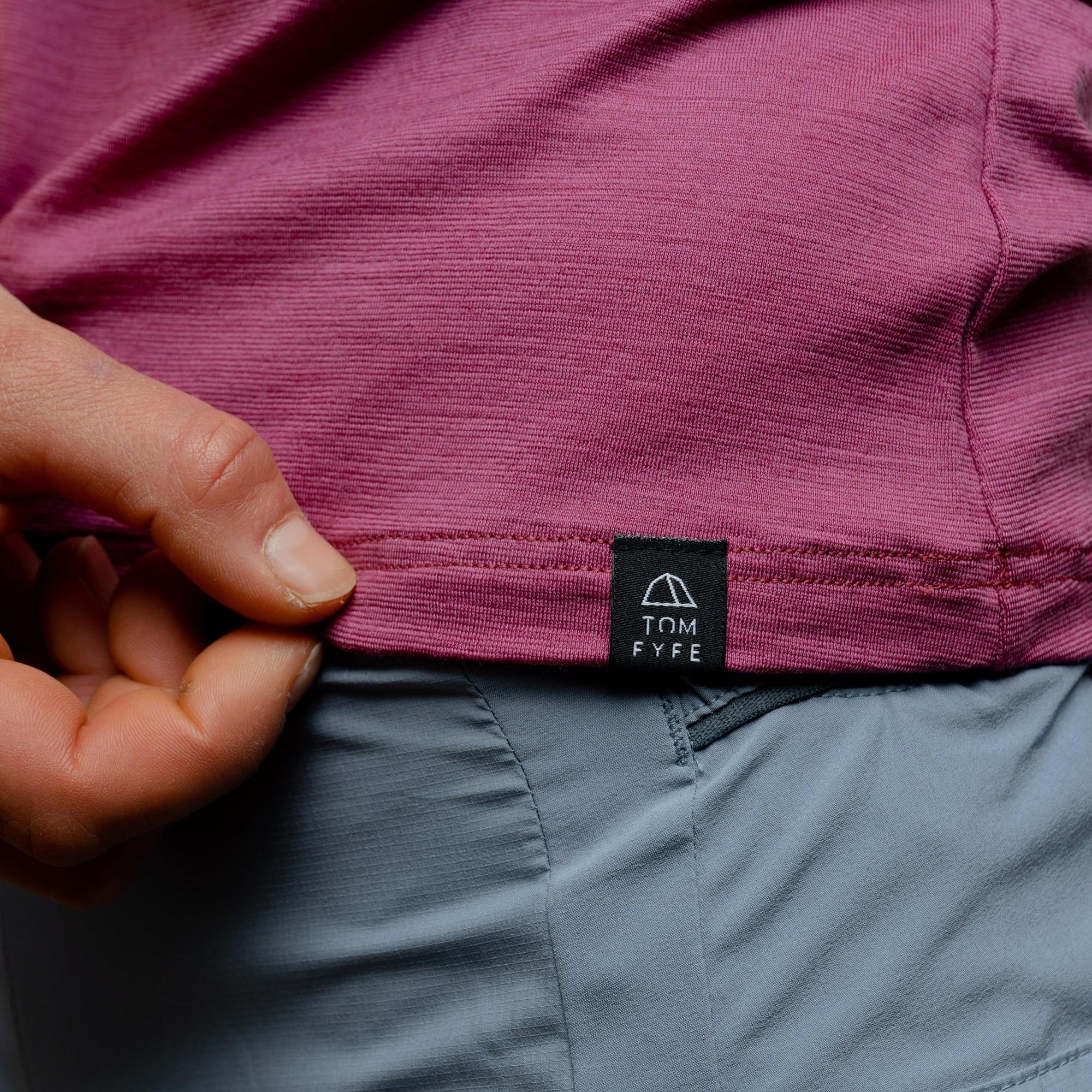 Model mit Merino Herren Shirt mit angenaehtem Stofflabel mit Logo von Tom Fyfe in Brombeere 