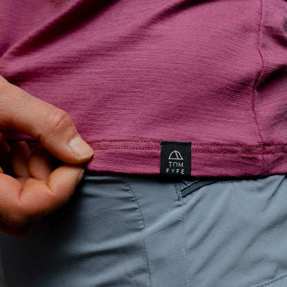 Model mit Merino Herren Shirt mit angenaehtem Stofflabel mit Logo von Tom Fyfe in Brombeere 