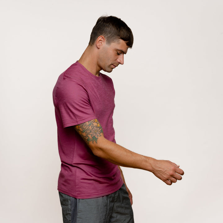 Model mit Merino Herren Shirt Seitenansicht von Tom Fyfe in Brombeere #farbe_brombeere