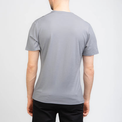 Model mit Merino Herren Shirt von TOM FYFE in Hellgrau Rueckenansicht  
