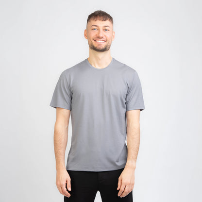 Model mit Merino Herren Shirt von TOM FYFE in Hellgrau Frontansicht 