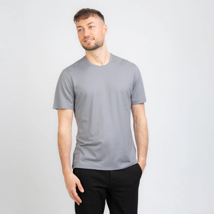 Model mit Merino Herren Shirt von TOM FYFE in Hellgrau Frontansicht 