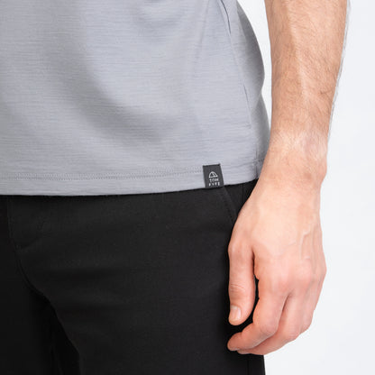 Model mit Merino Herren Shirt mit angenaehtem Stofflabel mit Logo von TOM FYFE in Hellgrau 