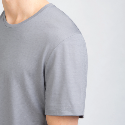 Model mit Merino Herren Shirt von TOM FYFE in Hellgrau Nahaufnahme Brust Hals Bereich 