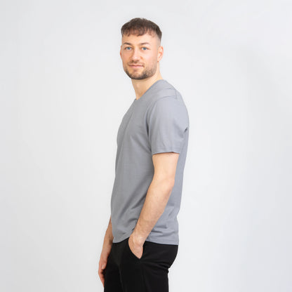 Model mit Merino Herren Shirt von TOM FYFE in Hellgrau Seitenansicht 