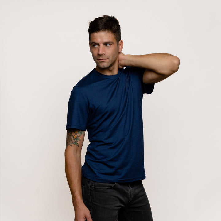 Model mit Merino Herren Shirt Seitenansicht von Tom Fyfe in Marineblau #farbe_marine