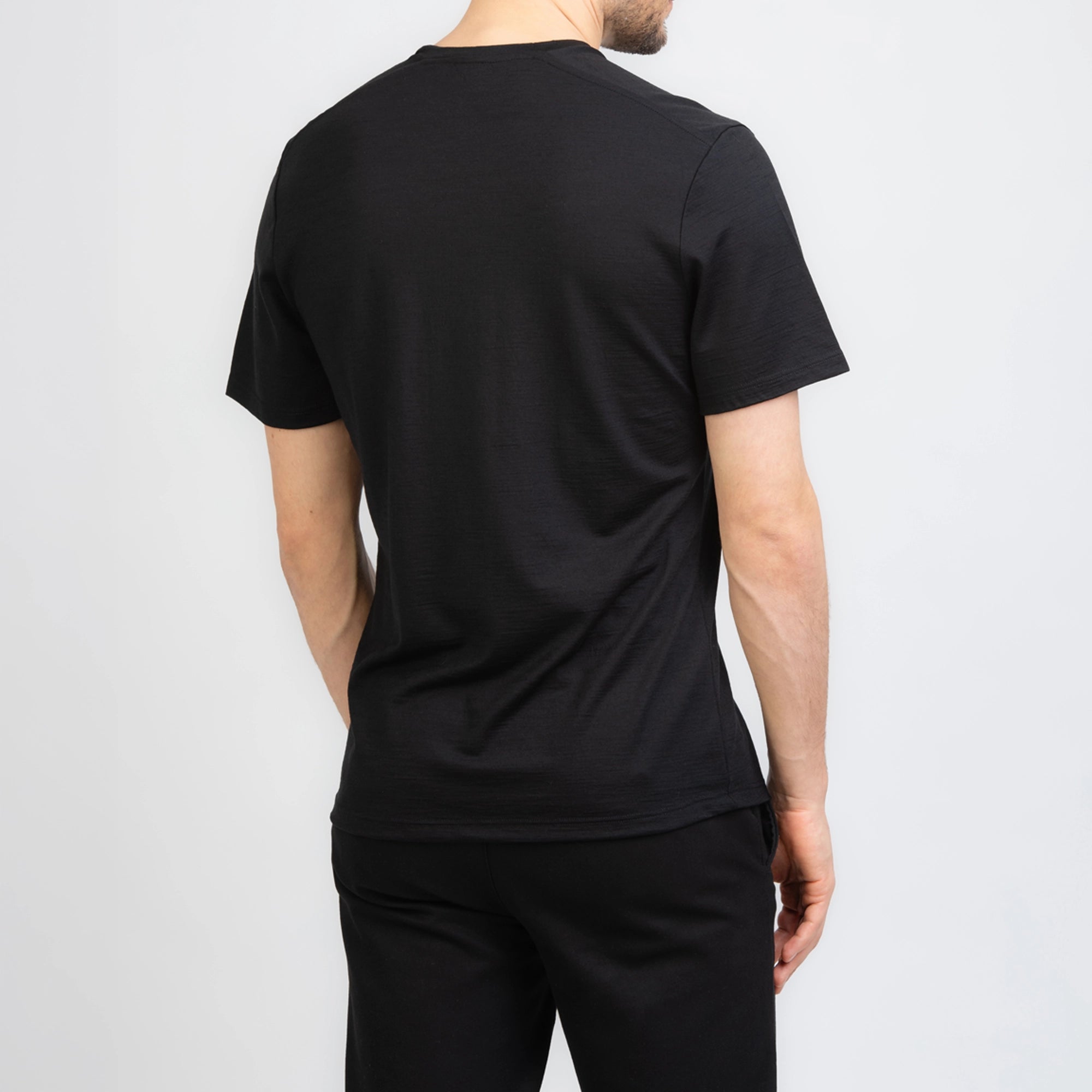Model mit Merino Herren Shirt Rückenansicht von TOM FYFE in Schwarz 