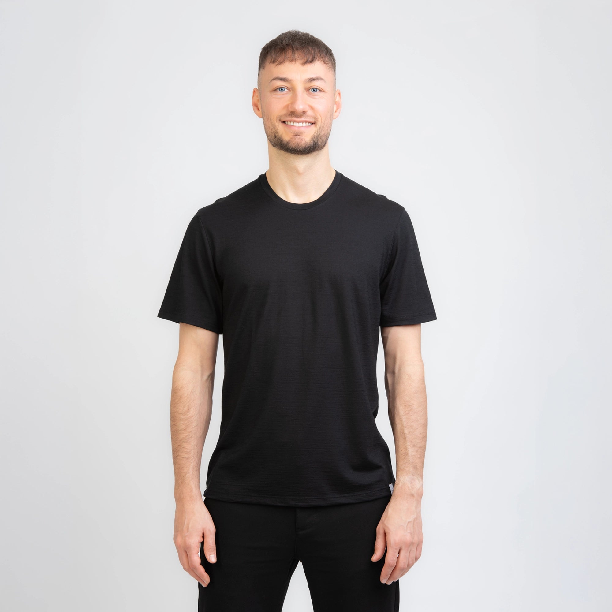 Model mit Merino Herren Shirt Frontansicht von TOM FYFE in Schwarz 