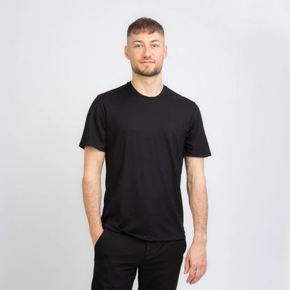 Model mit Merino Herren Shirt Frontansicht von TOM FYFE in Schwarz 