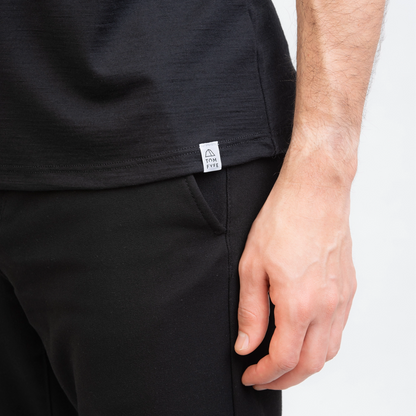 Model mit Merino Herren Shirt mit angenaehtem Stofflabel mit Logo von TOM FYFE in Schwarz 