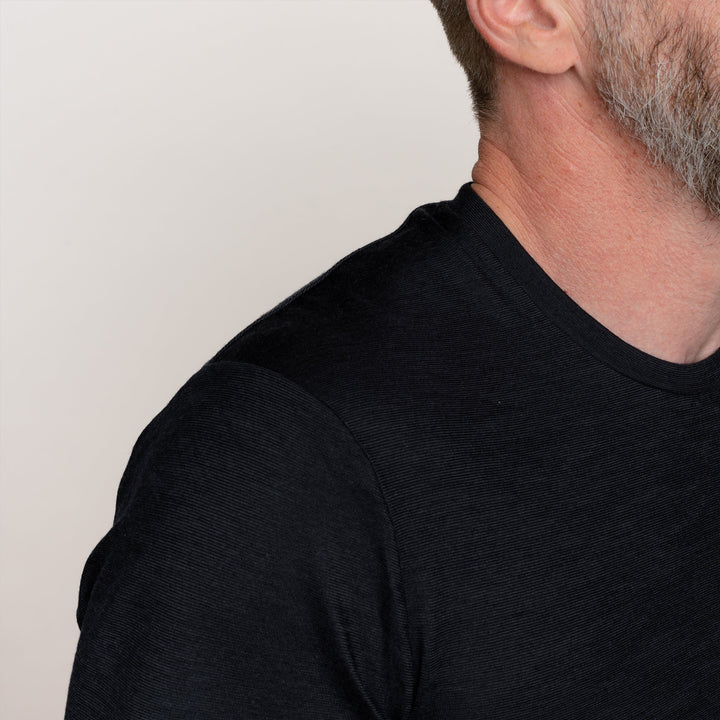 Model mit Merino Herren Shirt Nackenbereich von Tom Fyfe in Schwarz #farbe_schwarz
