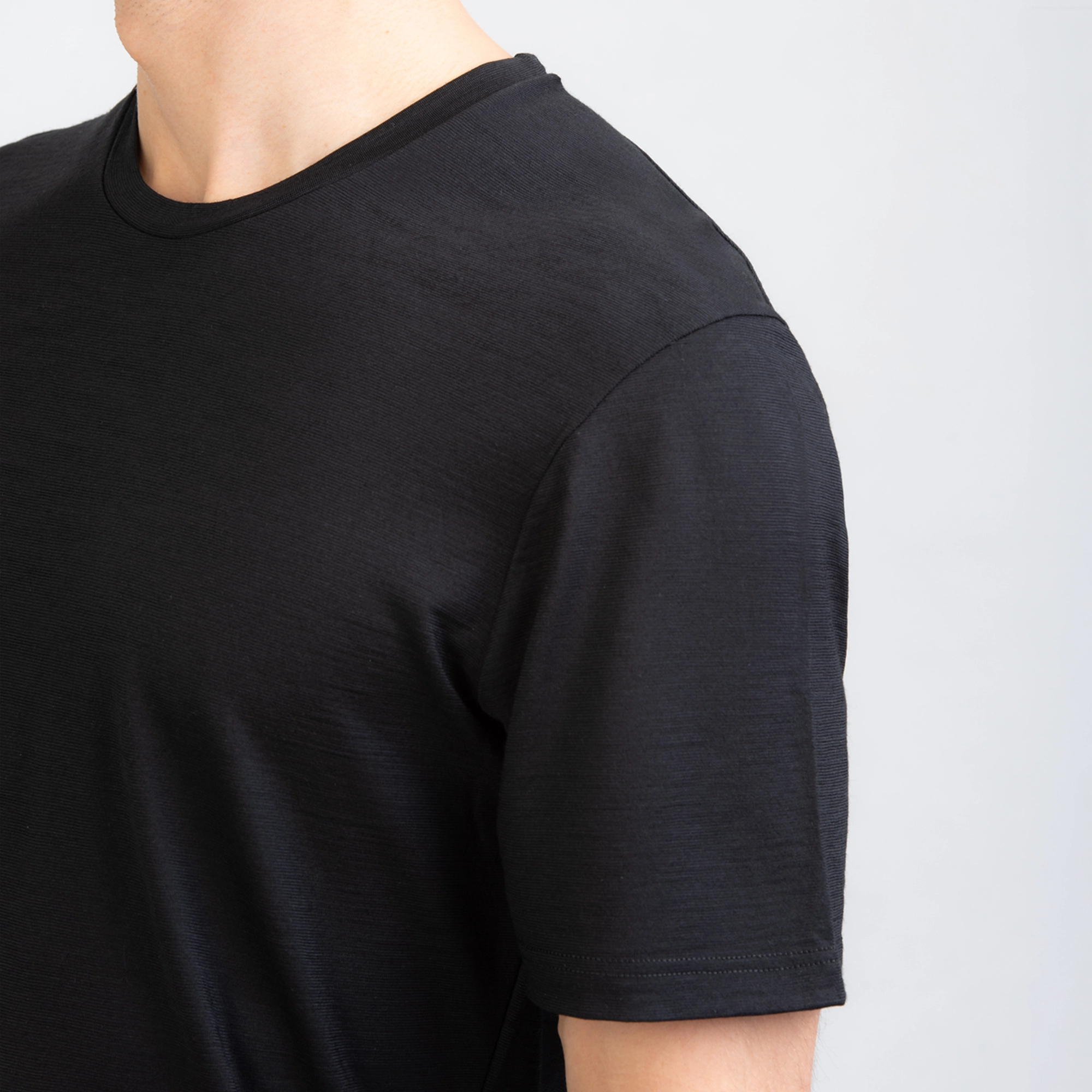 Model mit Merino Herren Shirt Aermel von TOM FYFE in schwarz 