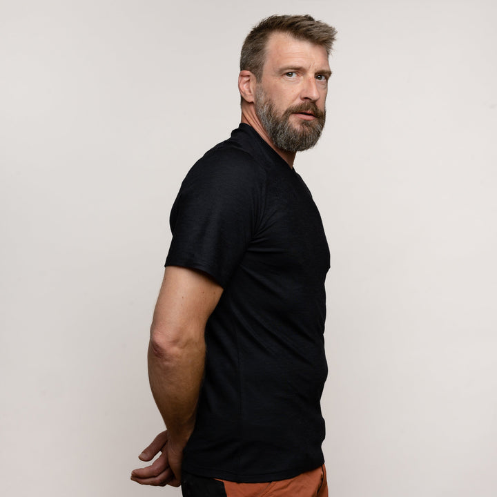 Model mit Merino Herren Shirt Seitenansicht von Tom Fyfe in Schwarz #farbe_schwarz