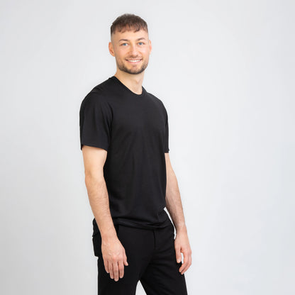 Model mit Merino Herren Shirt Seitenansicht von TOM FYFE in Schwarz 
