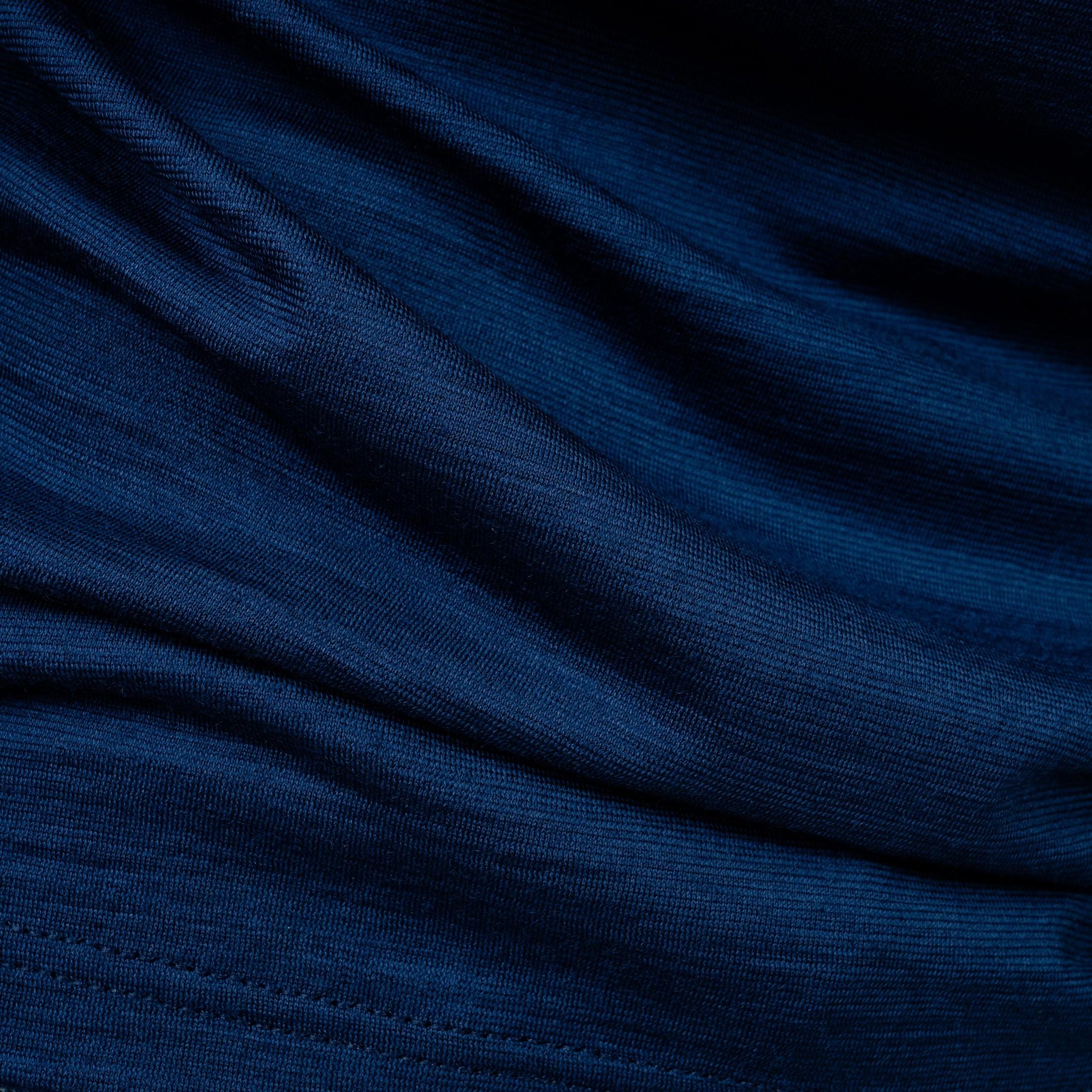 Merino T-Shirt Regular Fit Unisex Nahaufnahme von Tom Fyfe in Marine 