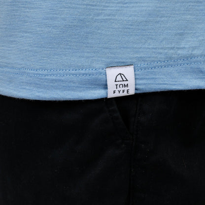 Model mit Merino T-Shirt Regular Fit Unisex mit angenaehtem Stofflabel mit Logo von TOM FYFE in Steelblue 
