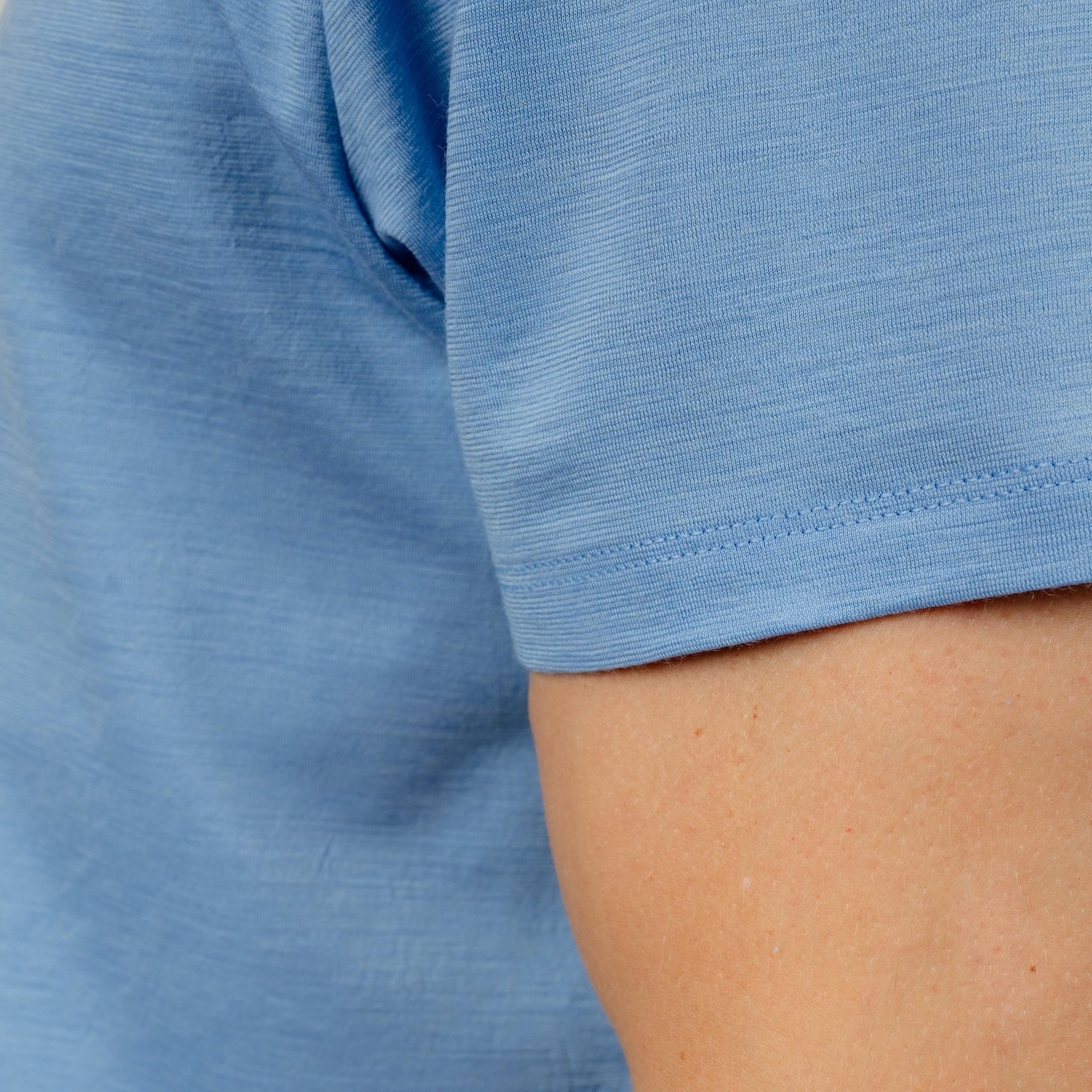Merino T-Shirt Regular Fit Unisex seitliche Nahaufnahme von Tom Fyfe in Steelblue 