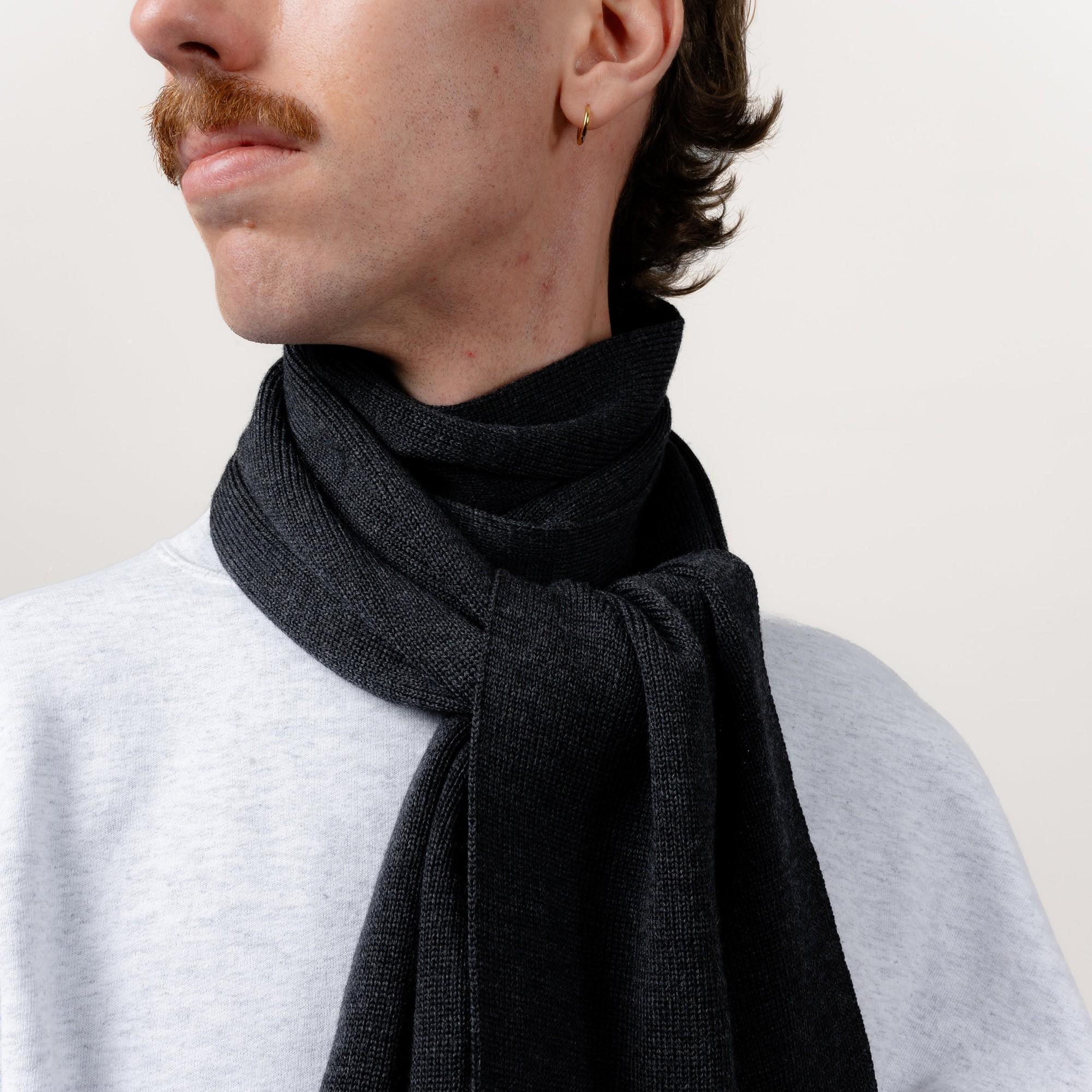 Merino Strickschal von Tom Fyfe in Anthrazit 