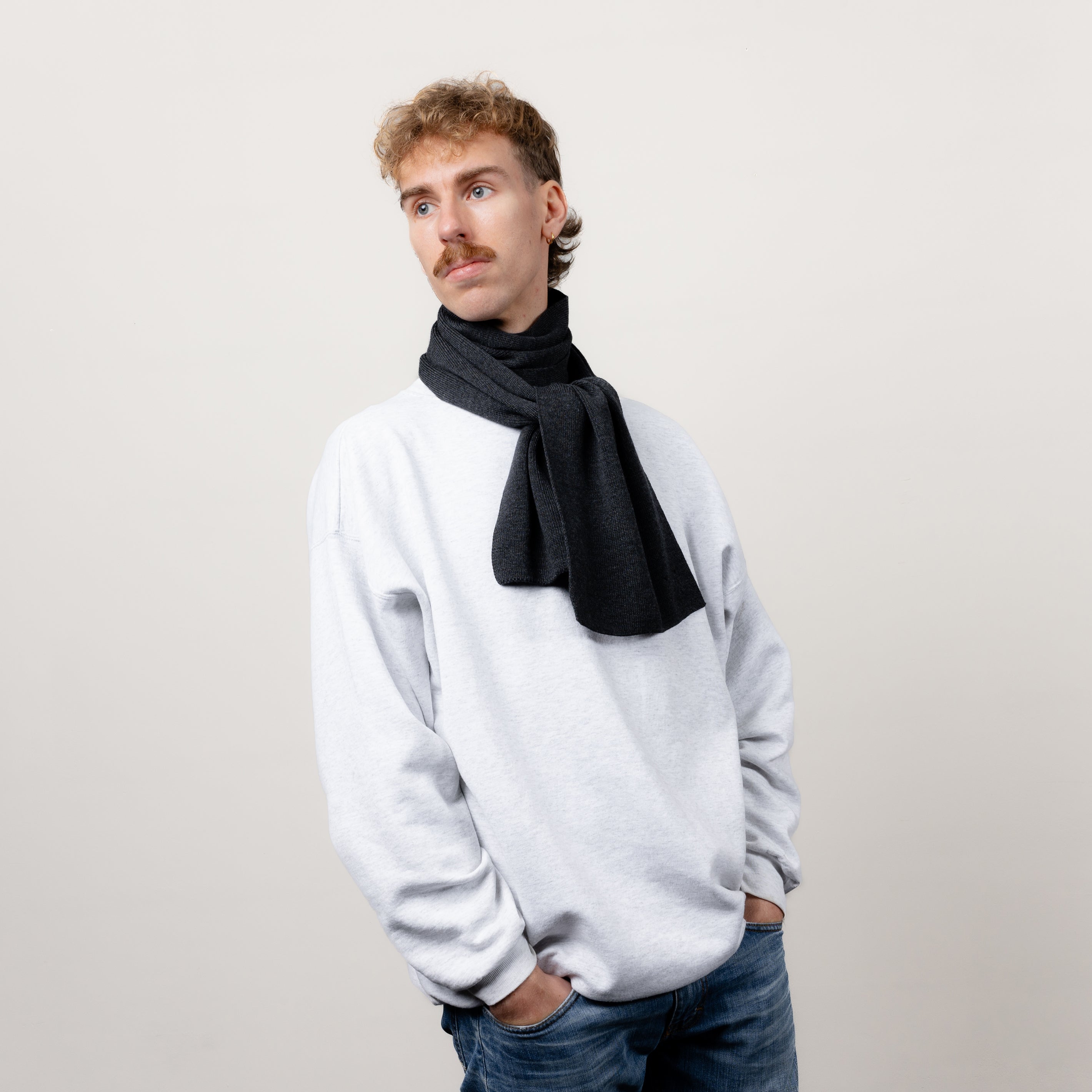 Merino Strickschal von Tom Fyfe in Anthrazit 