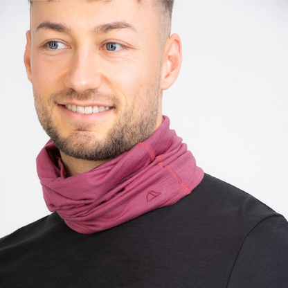 Männliches Model mit Merino Schlauchschal Multifunktionstuch von TOM FYFE in Brombeere 