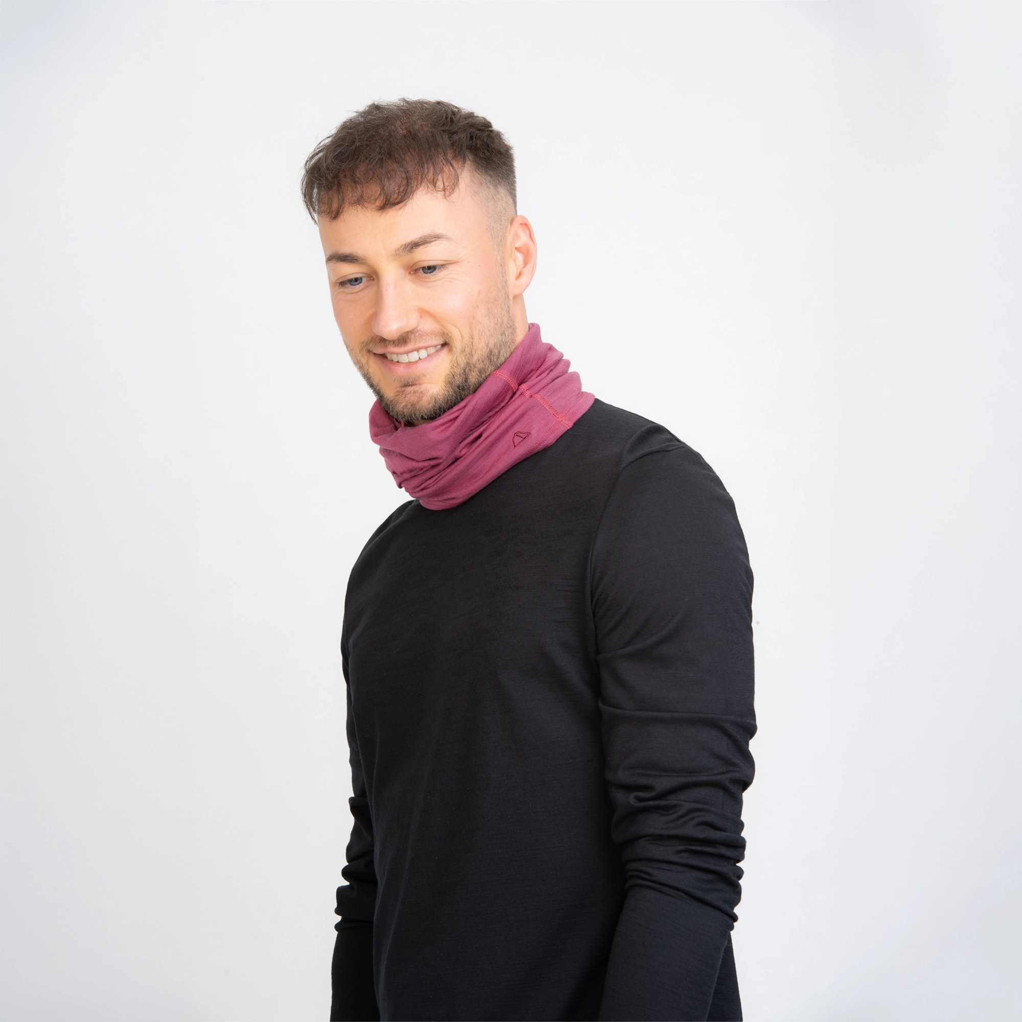 Männliches Model mit Merino Schlauchschal Multifunktionstuch von TOM FYFE in Brombeere 