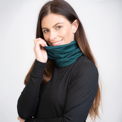 TOM FYFE Merino Schlauchschal in Deep Teal, Damen Model trägt den Schal TF737301 