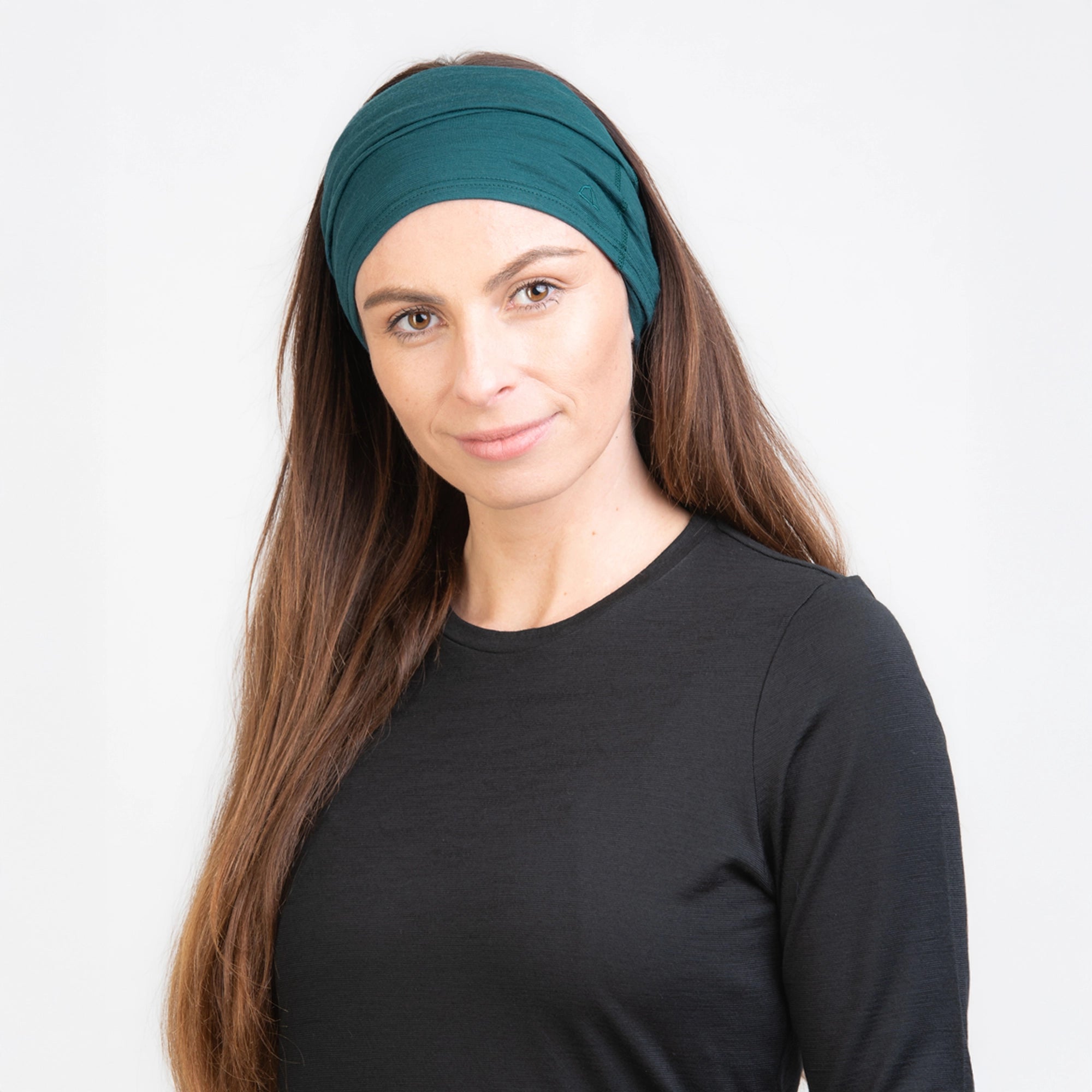 TOM FYFE Merino Schlauchschal in Deep Teal, Damen Model trägt den Schal als Stirnband TF737301 