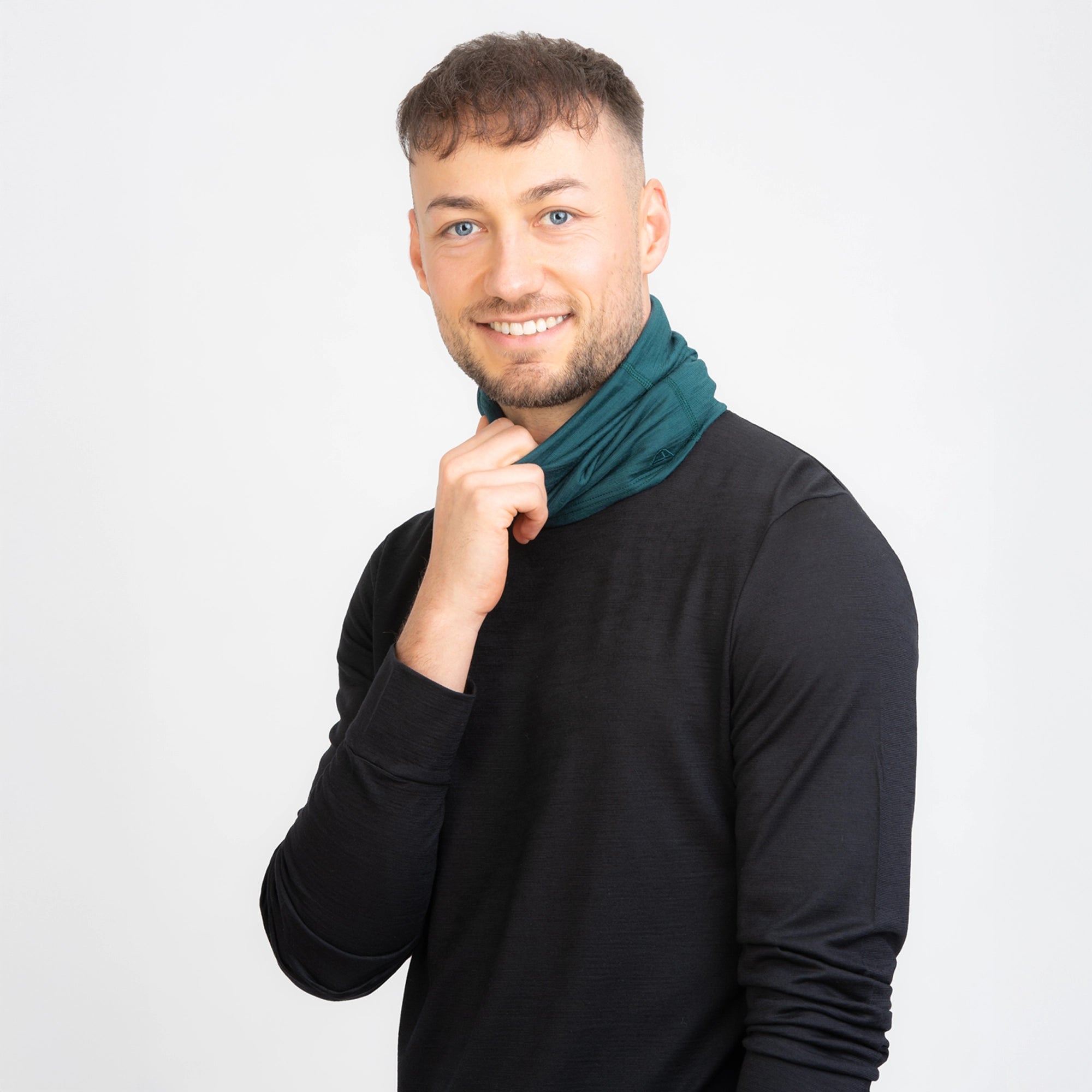 TOM FYFE Merino Schlauchschal in Deep Teal, Herren Model trägt den Schal TF737301 