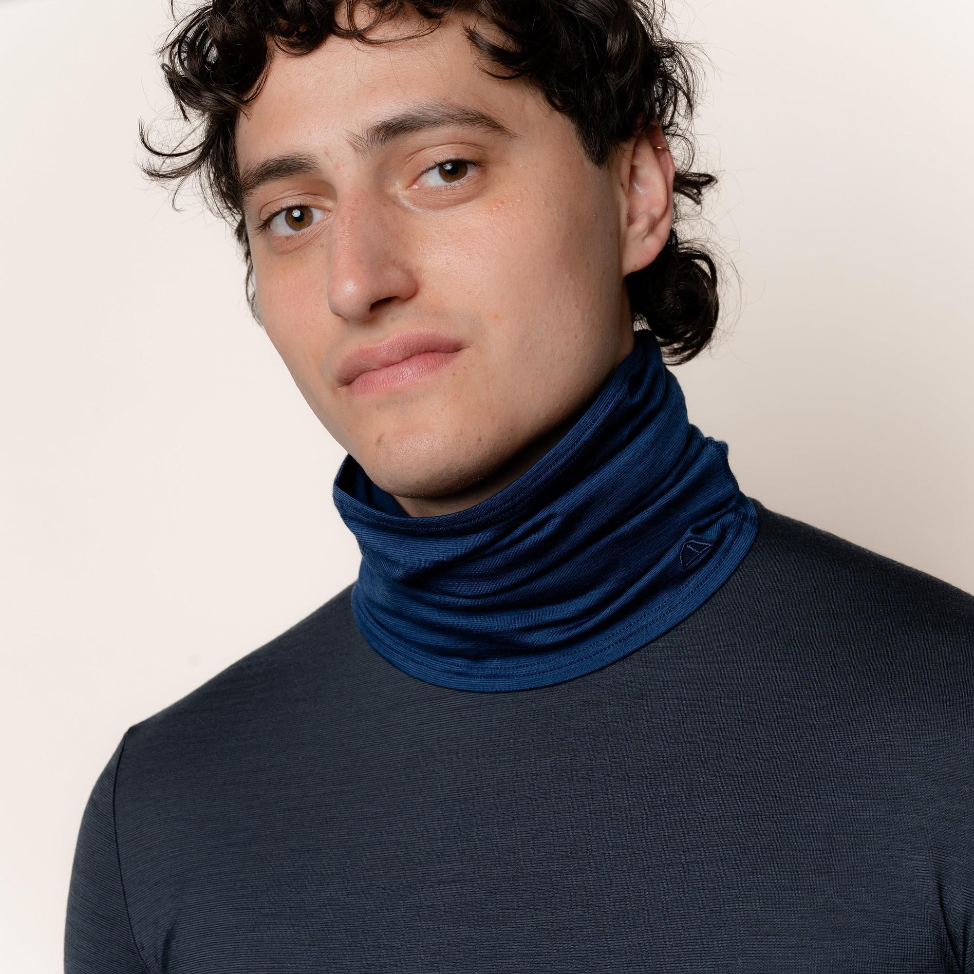 Männliches Model mit Merino Schlauchschal Multifunktionstuch von Tom Fyfe in Marine 